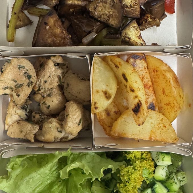 Almuerzo casero saludable con proteína, arroz integral y vegetales al vapor