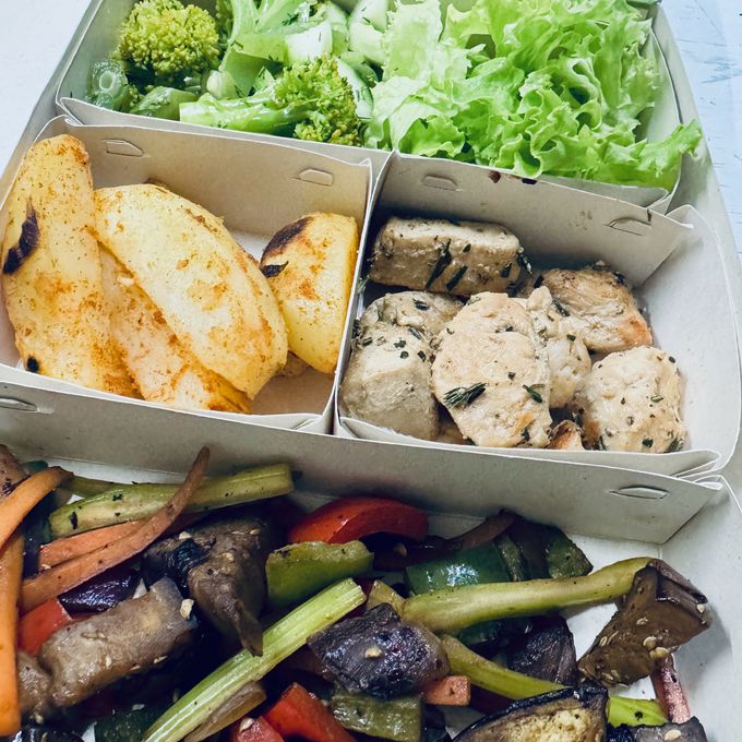 Cerdo desmechado con puré de auyama y ensalada de la huerta