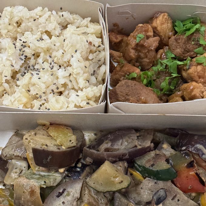 Proteína glaseada con vegetales frescos de temporada y ensalada