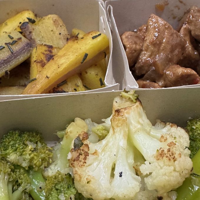 Vegetales frescos recién cortados para los almuerzos del día