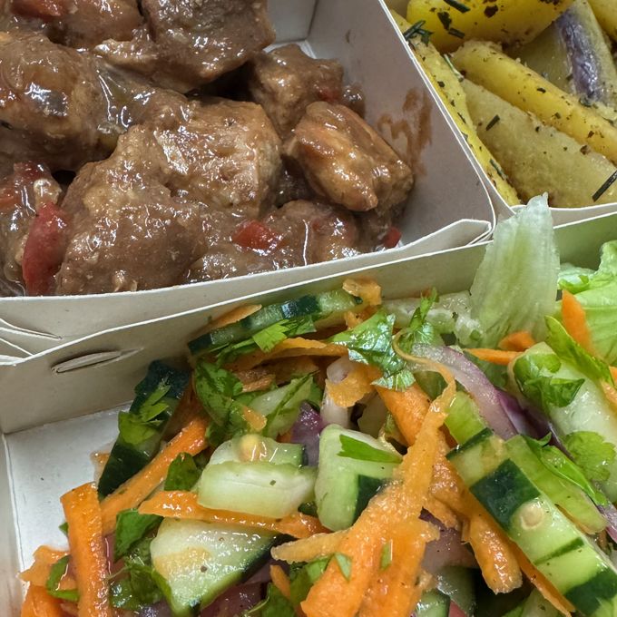 Almuerzo balanceado Como en Casa con 130g de proteína y guarnición casera